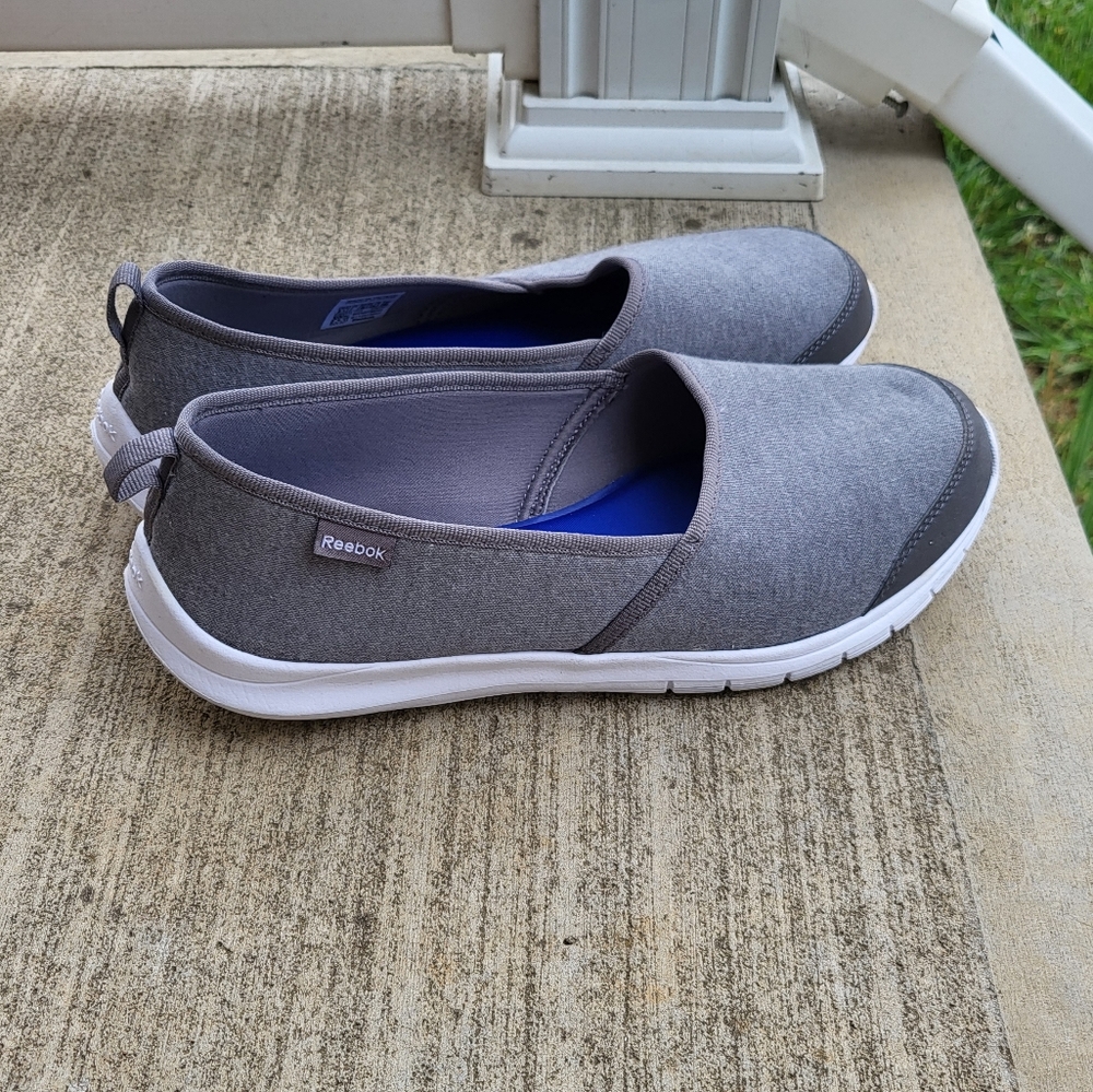 Reebok Memory tech size 9.5 slip on casual shoes